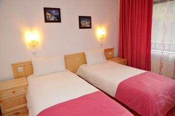 Фото номера Двухместный номер с 1 кроватью и балконом Гостевой дом Family Hotel and Restaurant Plamena г. Орешак 13